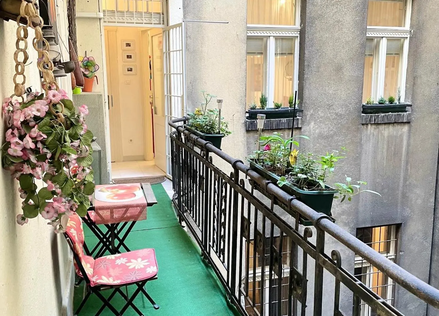 Rainbow Pearl Apartment At St Stephen' S Basilica 0*, Budapest